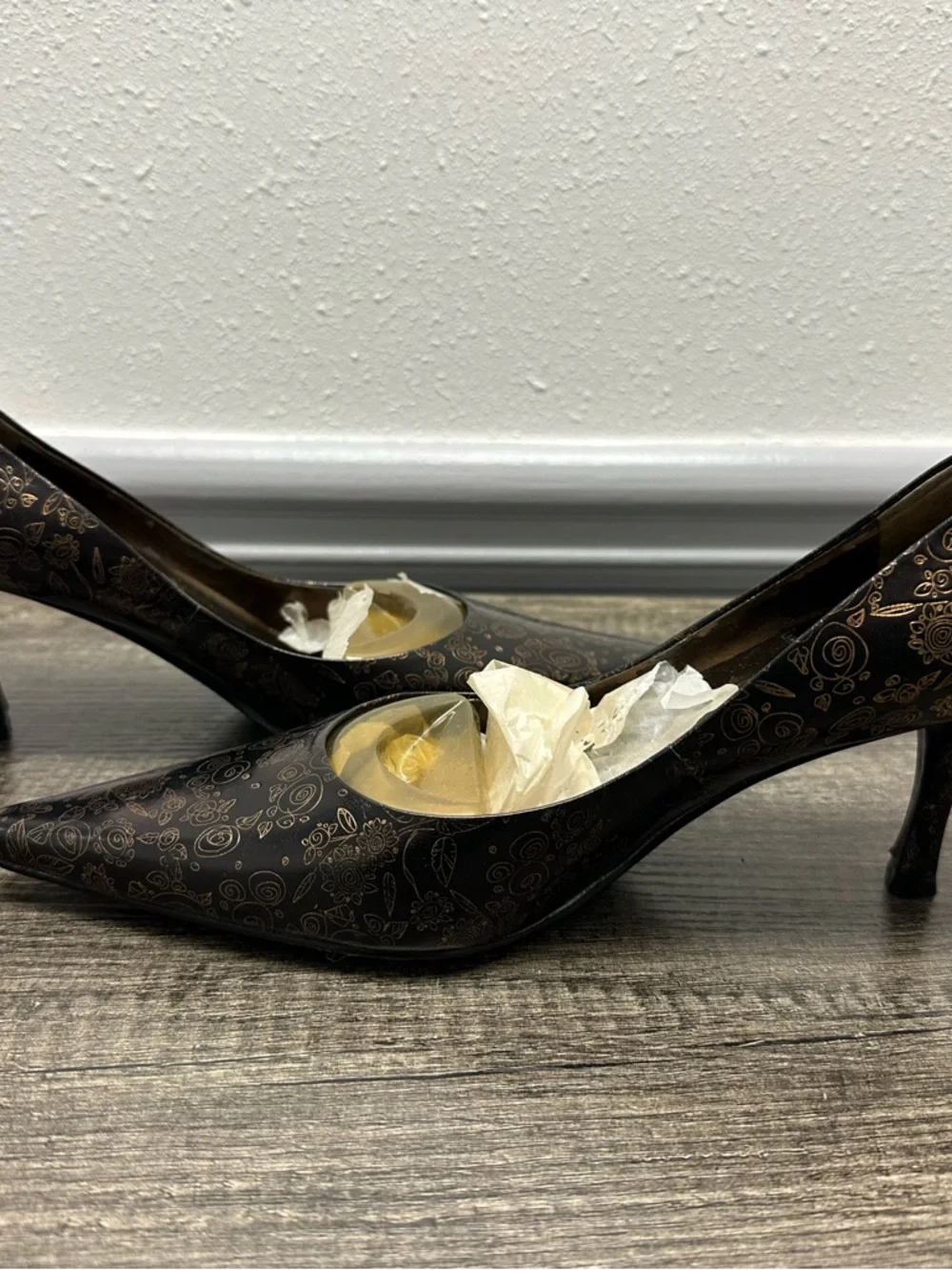 Nine West Black Leather Pumps with Gold Floral Accents NWB - Picture 6 of 13